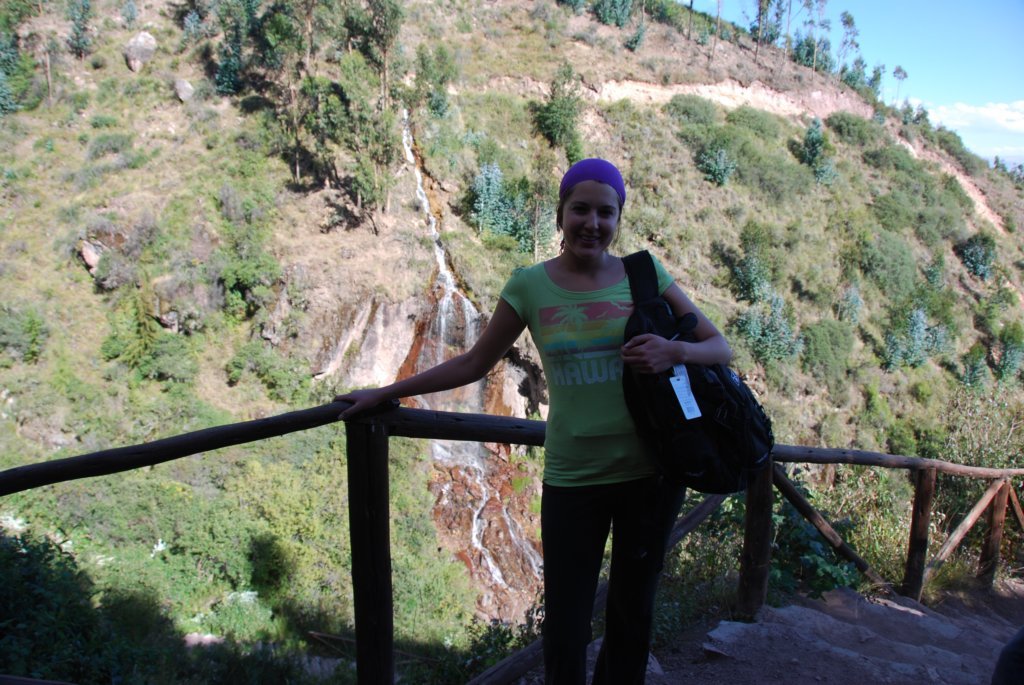 Émilie la courageuse devant la chute