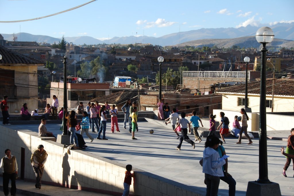 Partie de soccer sur une petite place publique