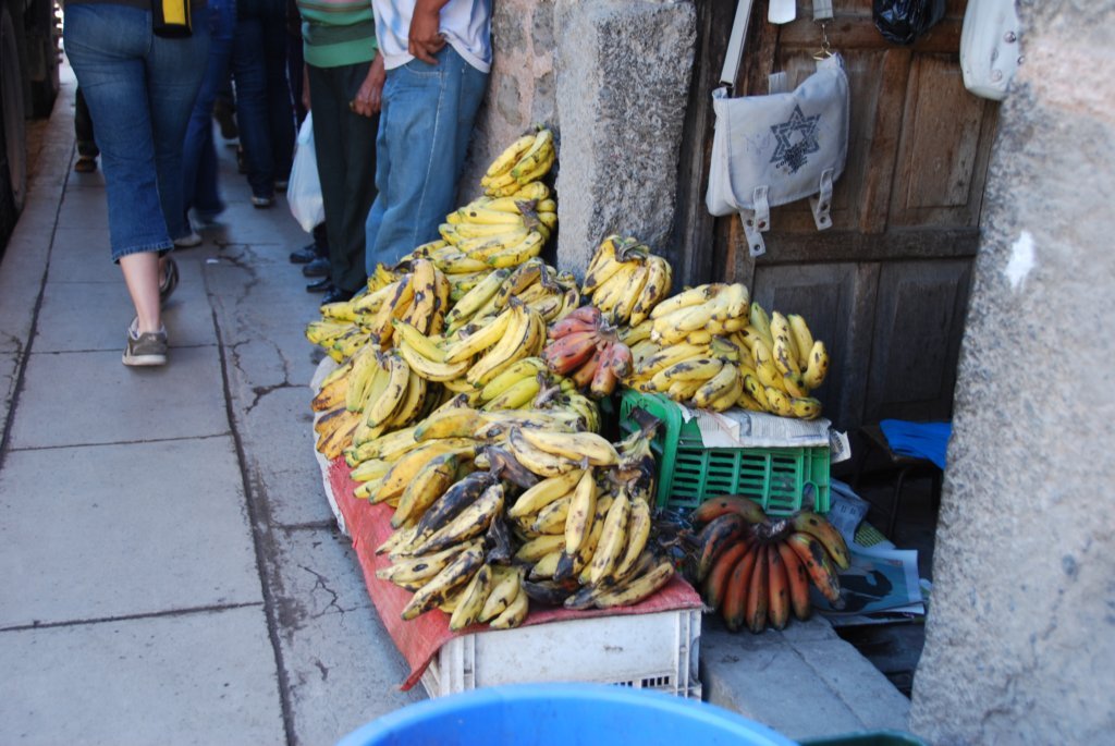 Étalage de bananes sur le bord de la rue