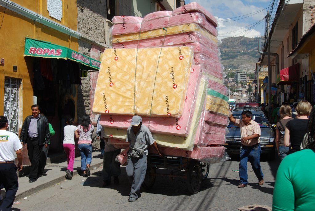 Transport de matelas sur un vélo trois-roues
