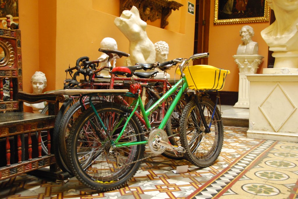 Bicycles de touristes dans le hall de l'hotel à Lima