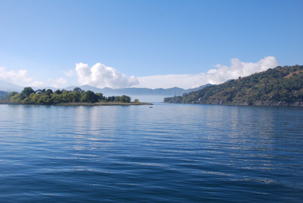 La brume flotte sur le lac