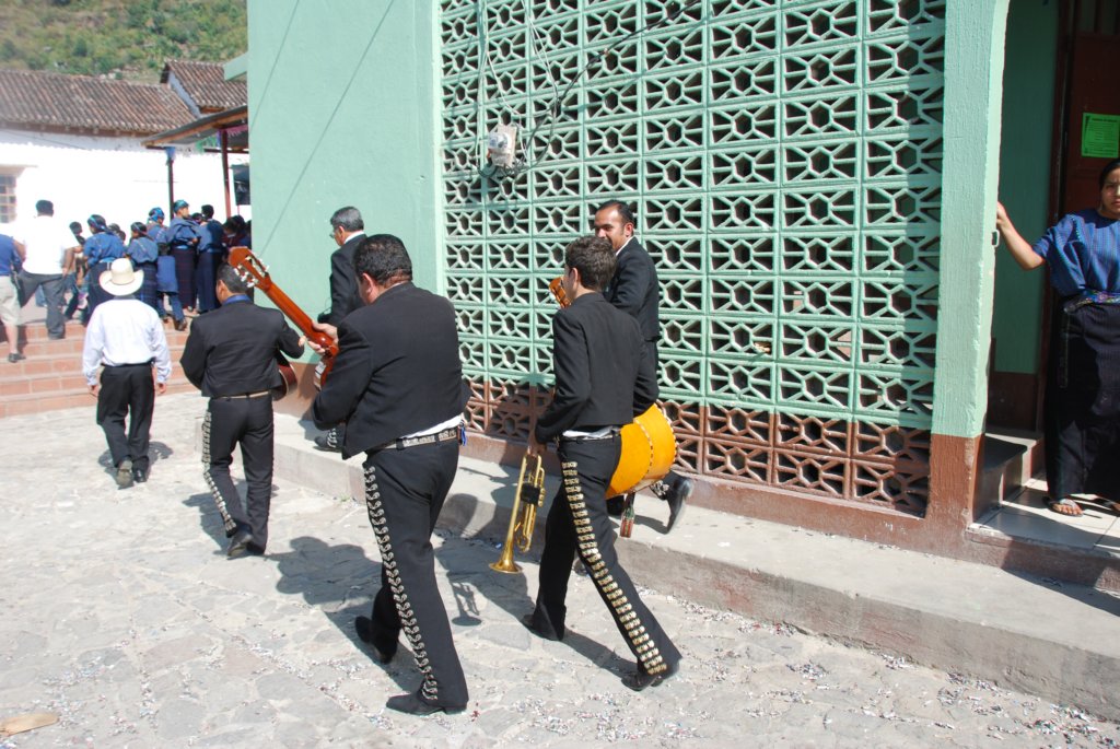 Musiciens se rendant à la fête du village