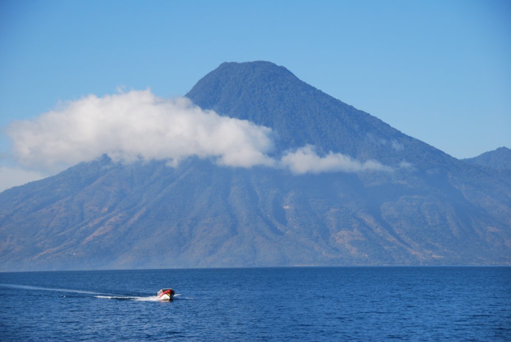 Trois volcans entourent le lac