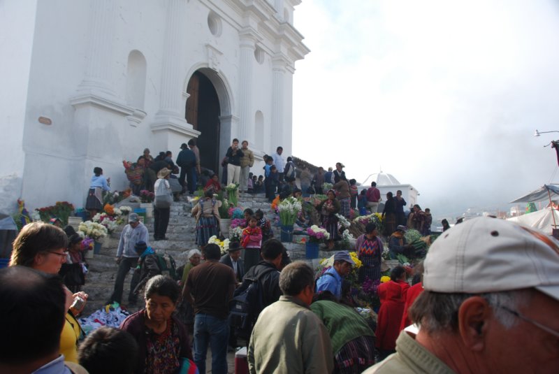lentredelglisedimanchematinchichicastenango.jpg