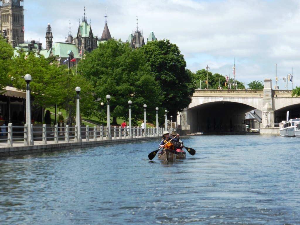 lecanalrideautraverseottawaetsertdepatinoirelhiver.jpg