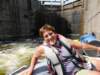 Le métier rentre, et Danielle profite maintenant à plein du passage des écluses pour prendre du soleil