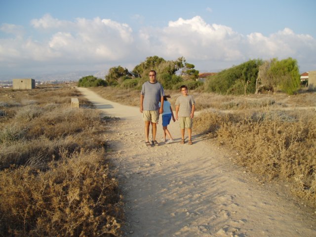 Marche parmi les mosaïques de Pafos