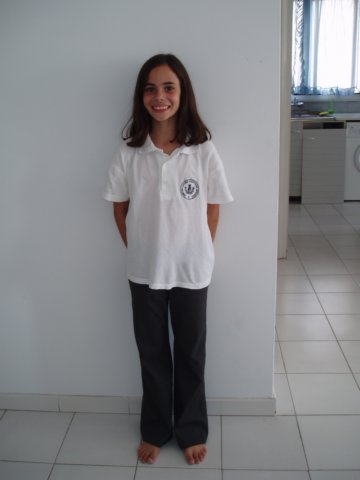 Liana dans son uniforme scolaire