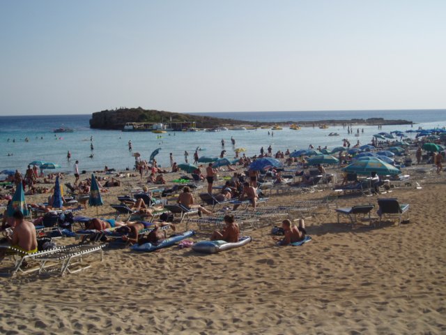 Mais de l'eau bleue transparente sur 7-8 mètres