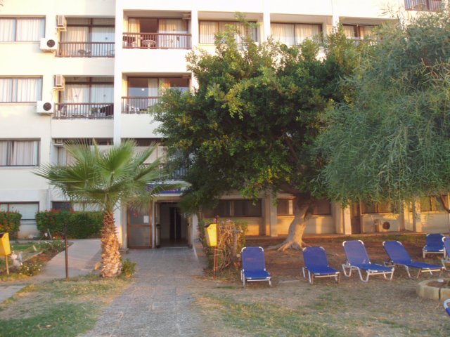 Le devant de l'hôtel
