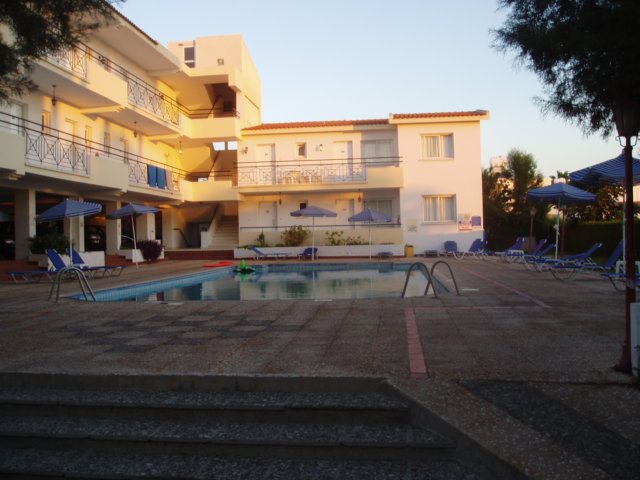 La piscine derrière l'hôtel
