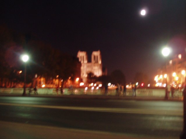 Notre-Dame de Paris avec la pleine lune dans le ciel