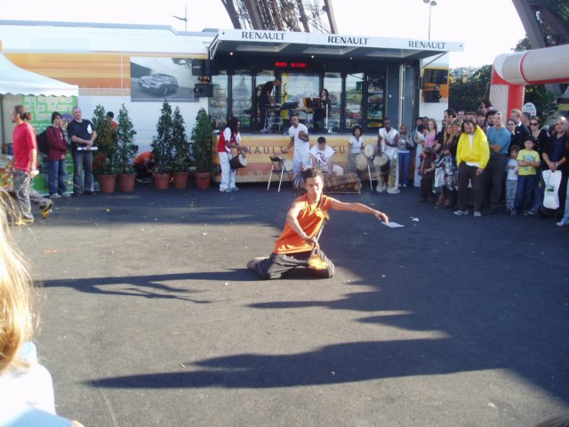 Jongleur au pied de la tour Eiffel