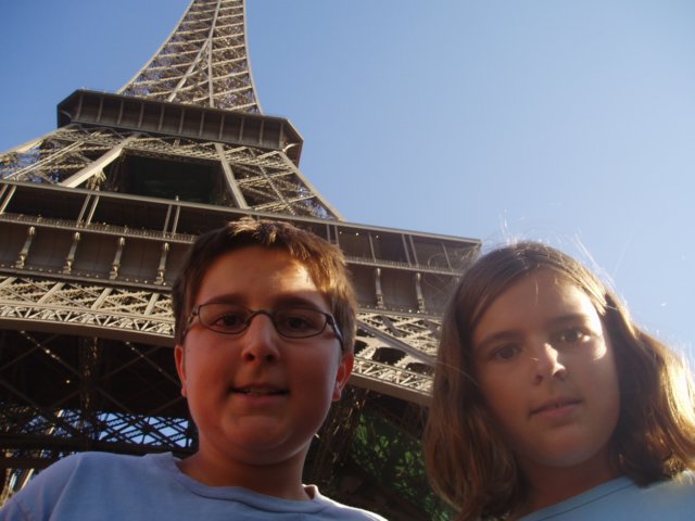 Les enfants au pied de la tour Eiffel
