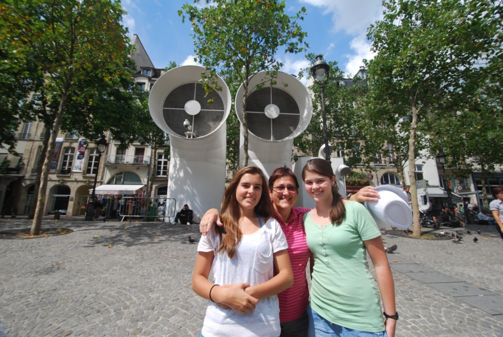 Une photo de l'album « Rencontre avec Dominique — Paris » sur le site web de la famille Ratté.