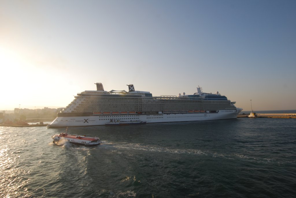 Très gros bateau de croisière
