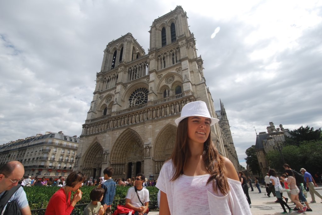 Anne-Sophie devant Notre-Dame