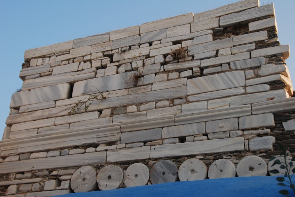anciennefortificationconstruiteavecdespierresdeconstructionsantrieures.jpg