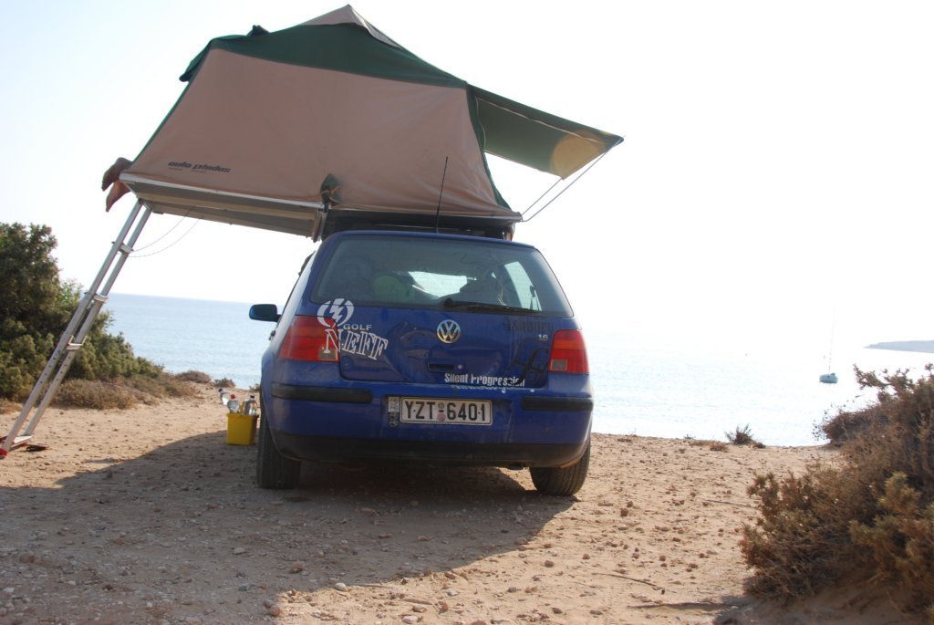 On va les rejoindre sur le bord de la plage, et François-Xavier est bien impressionné par ce campeur