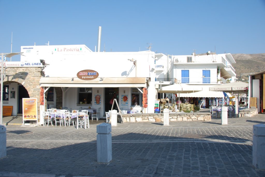 Petit restaurant sur le bord de la mer au départ pour Naxos
