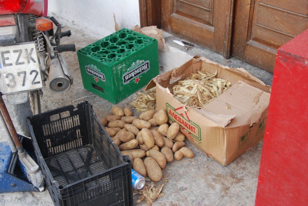 Espace de travail du cuisinnier lorsqu'il épluche ses patates