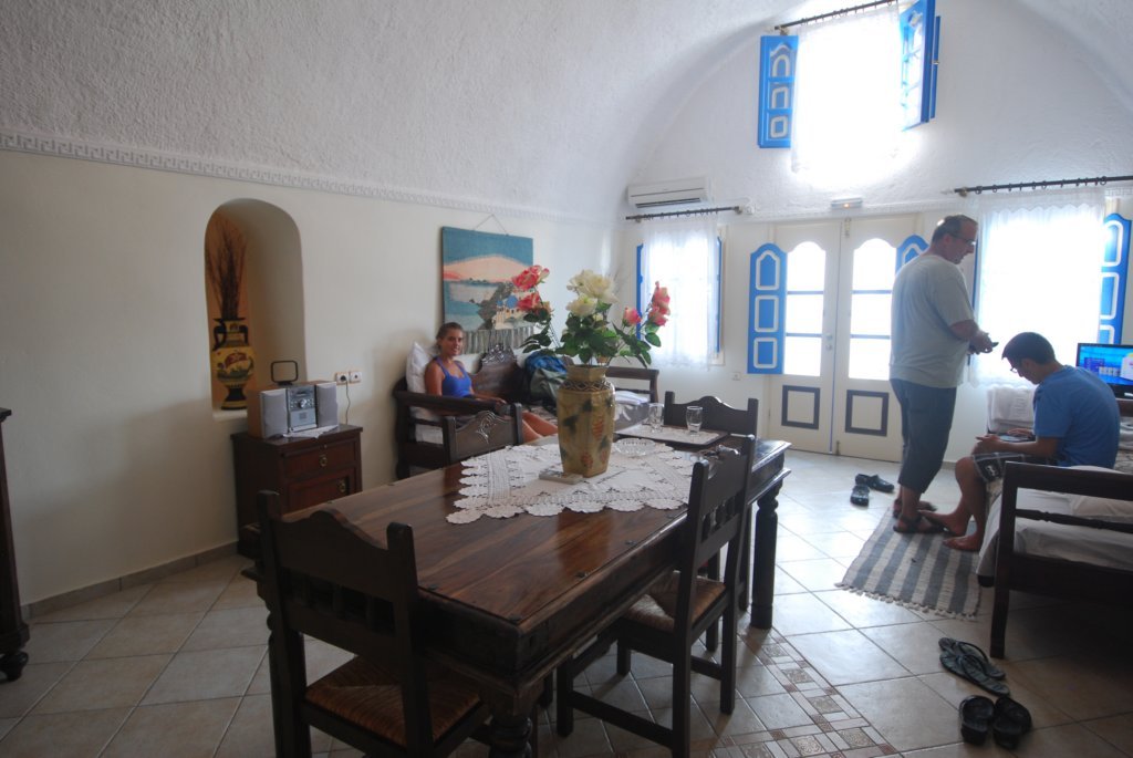 La première section de notre chambre (sallle à manger, deux lits, ...