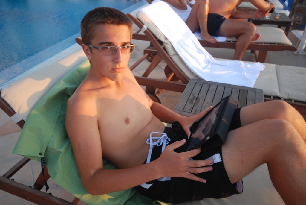 On s'installe sur le bord de la piscine....