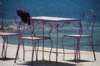 Petite table sur le bord de l'eau