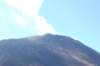 Le volcan émet aussi bien des gaz, des ronds de fumée que de la roche en fusion et de la lave
