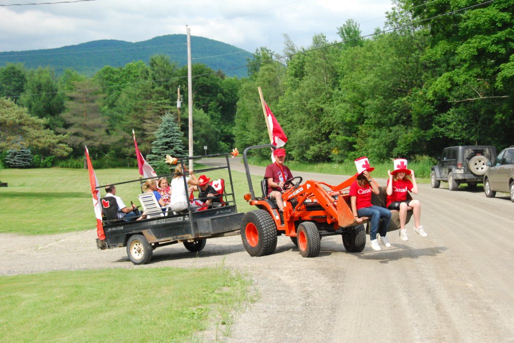 Une photo de l'album « Fête du Canada à Glen Sutton » sur le site web de la famille Ratté.