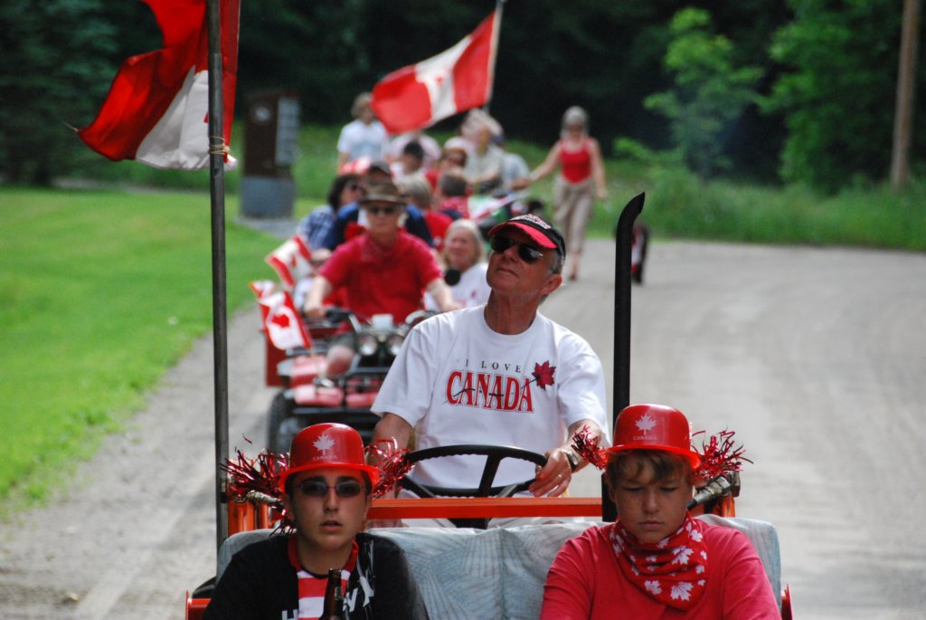 Une photo de l'album « Fête du Canada à Glen Sutton » sur le site web de la famille Ratté.