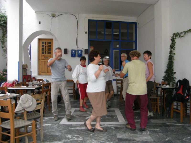 Une petite danse au café avant de commencer la randonnée