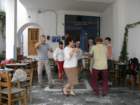 Une petite danse au café avant de commencer la randonnée