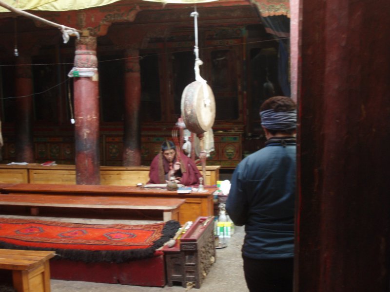 Lama récitant des prières