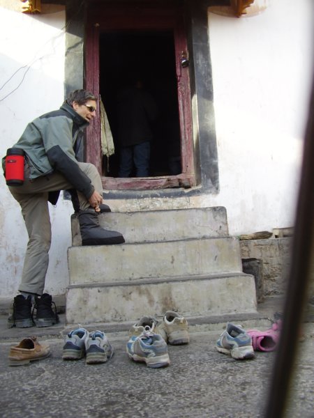 onenlveleschaussurespourentrerdanslestemples.jpg