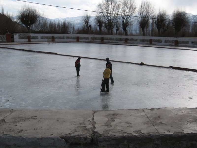 Un patinoire; pourtant il n'y a eau pas d'eau courante, ni égoût durant l'hiver