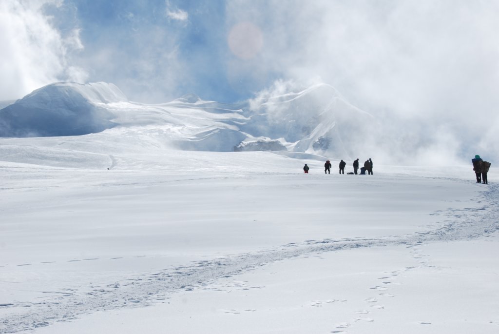 Le vent soulève la neige à l'occasion