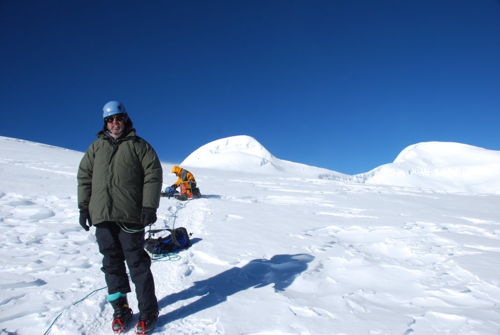 On marche encordé, avec bottes d'alpinisme et crampons
