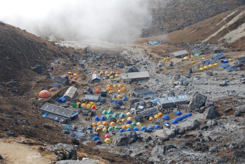 hretouraucampdebaseolafouleestmaintenantarriveaprsunepausede2heuresauhighcamppourdner.jpg