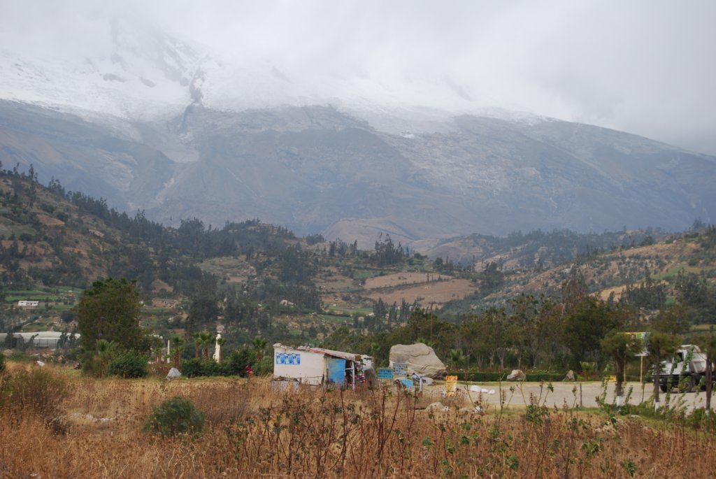 Lors du tremblement de terre du 31 mai 1970, un pan de glacier se détacha du Huascarán et tomba dans un lac de montagne, provoquant un gigantesque alluvion qui anéantit la localité de Yungay,...