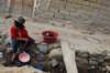 Paysanne lavant son linge sur le bord de la route