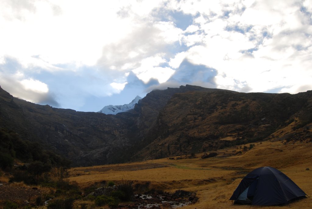 Remarquez l'ombre des montagnes dans les nuages (situation très rare en fin de journée)