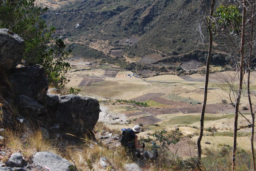 Toujours plaisant de voir le campement en fin de journée, même s'il reste 400 m de descente à faire pour arriver