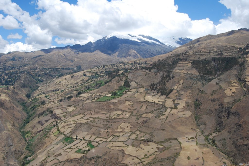 Vue en altitude d'une vallée cultivable