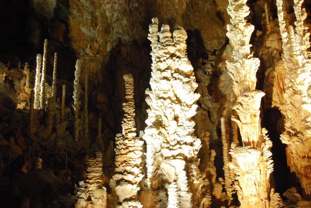 eneffetlavitesselevedeleaudinfiltrationtraverslaparoiduplafondlaissepeudedptscalcaireslamajeurepartieducalcairesedposeainsisurlesstalagmites.jpg