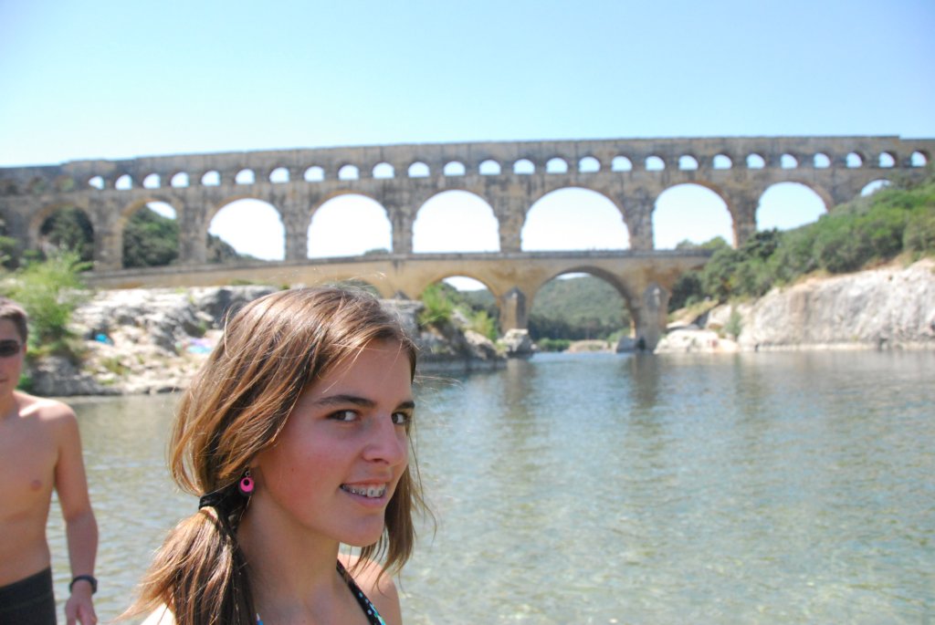ilenjambelegardonougardetassurelacontinuitdelaqueducromainquiconduisaitleauduzsnmes.jpg