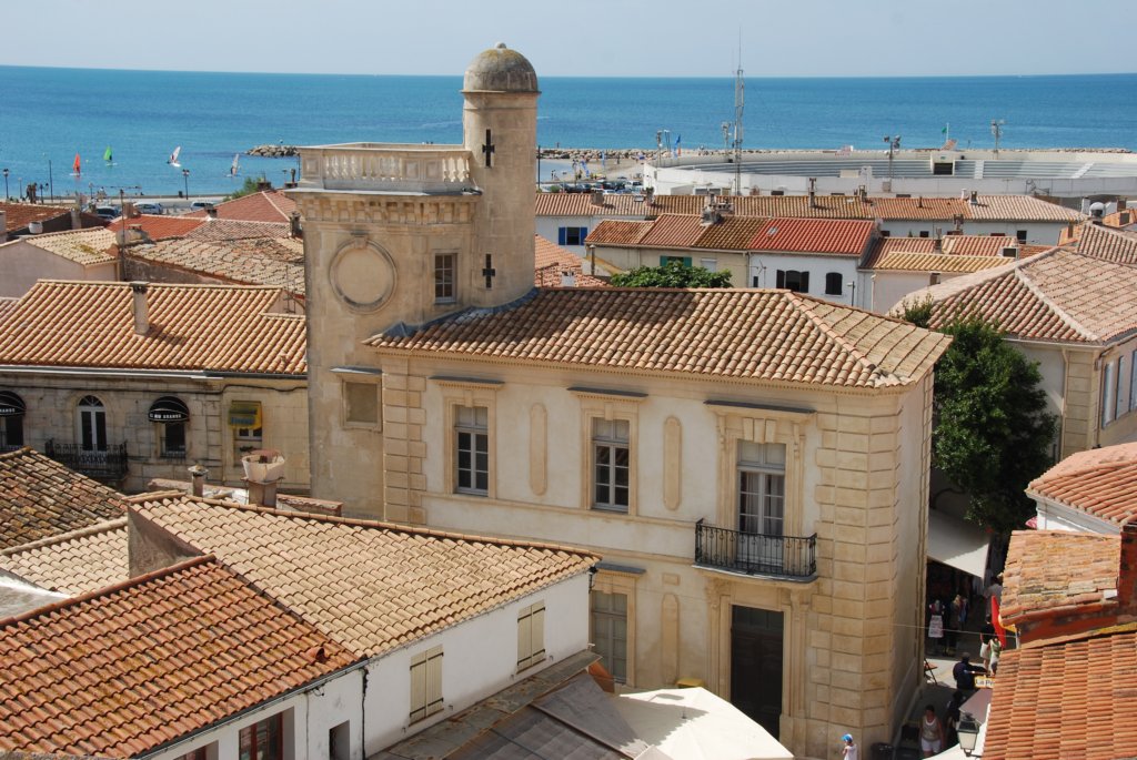 La ville est située dans les bouches du Rhône, sur la mer Méditerranée