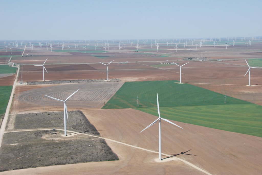 Parc d'éoliennes à travers les cultures