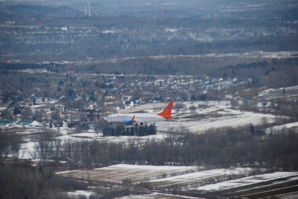 Un avion nous dépasse, lors de notre arrivée à l'aéroport